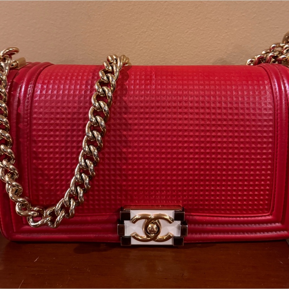 Authenticated Chanel Medium Classic
Lambskin Double Flap Red
